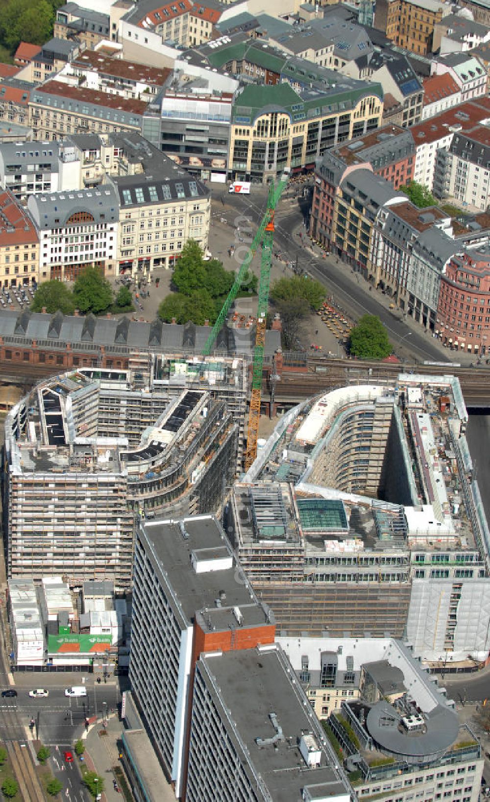 Aerial photograph Berlin - Blick auf die Baustelle vom Hackeschen Quartier, einem neuen Büro- und Geschäftshauskomplex in Mitte. Bauherr ist die Investitionsgesellschaft Hackesches Quartier mbH & Co. KG. Verantwortlich für die Planung sind die Architekten Müller-Reimann. Ausführendes Bauunternehmen ist die BAM Deutschland AG (ehemals Müller-Altvatter-Bauunternehmung GmbH & Co. KG und Wayss & Freytag Schlüsselfertigbau AG). View at the construction site from Hackescher quarters, a new office and commercial complex in the middle. Investor is the investment company Hackesches Quarter mbH & Co. KG.