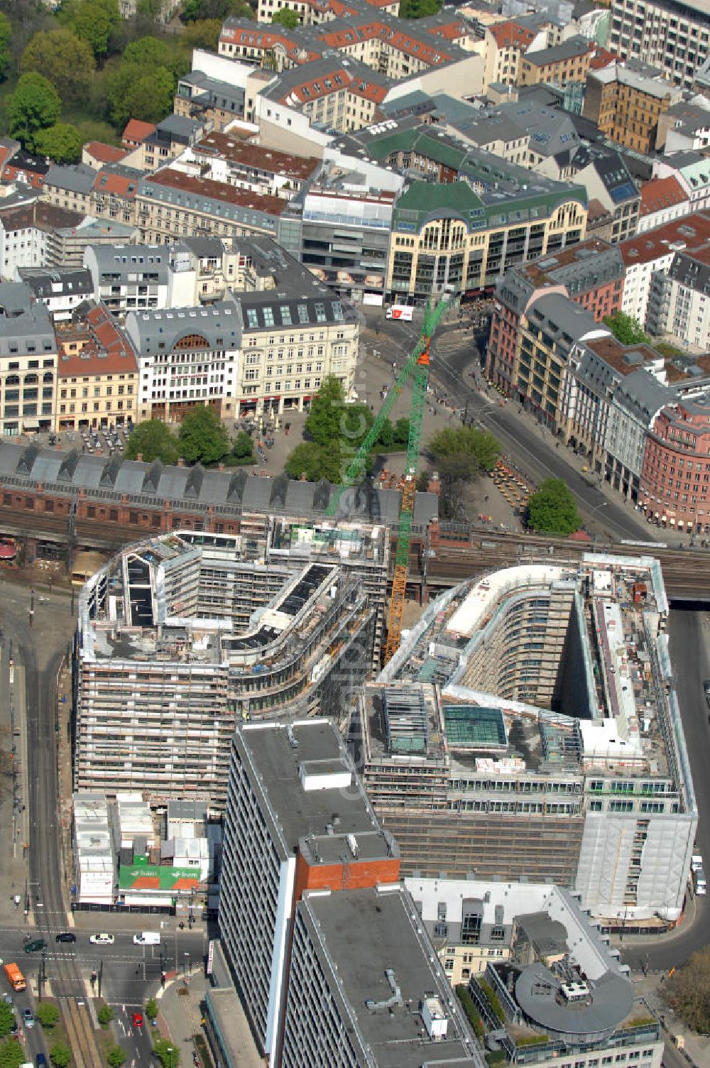 Berlin from above - Blick auf die Baustelle vom Hackeschen Quartier, einem neuen Büro- und Geschäftshauskomplex in Mitte. Bauherr ist die Investitionsgesellschaft Hackesches Quartier mbH & Co. KG. Verantwortlich für die Planung sind die Architekten Müller-Reimann. Ausführendes Bauunternehmen ist die BAM Deutschland AG (ehemals Müller-Altvatter-Bauunternehmung GmbH & Co. KG und Wayss & Freytag Schlüsselfertigbau AG). View at the construction site from Hackescher quarters, a new office and commercial complex in the middle. Investor is the investment company Hackesches Quarter mbH & Co. KG.