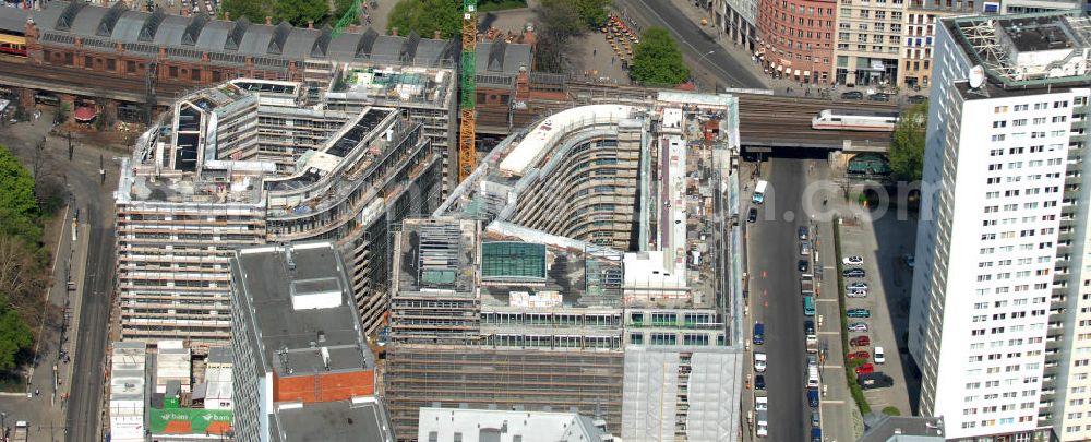 Berlin from the bird's eye view: Blick auf die Baustelle vom Hackeschen Quartier, einem neuen Büro- und Geschäftshauskomplex in Mitte. Bauherr ist die Investitionsgesellschaft Hackesches Quartier mbH & Co. KG. Verantwortlich für die Planung sind die Architekten Müller-Reimann. Ausführendes Bauunternehmen ist die BAM Deutschland AG (ehemals Müller-Altvatter-Bauunternehmung GmbH & Co. KG und Wayss & Freytag Schlüsselfertigbau AG). View at the construction site from Hackescher quarters, a new office and commercial complex in the middle. Investor is the investment company Hackesches Quarter mbH & Co. KG.