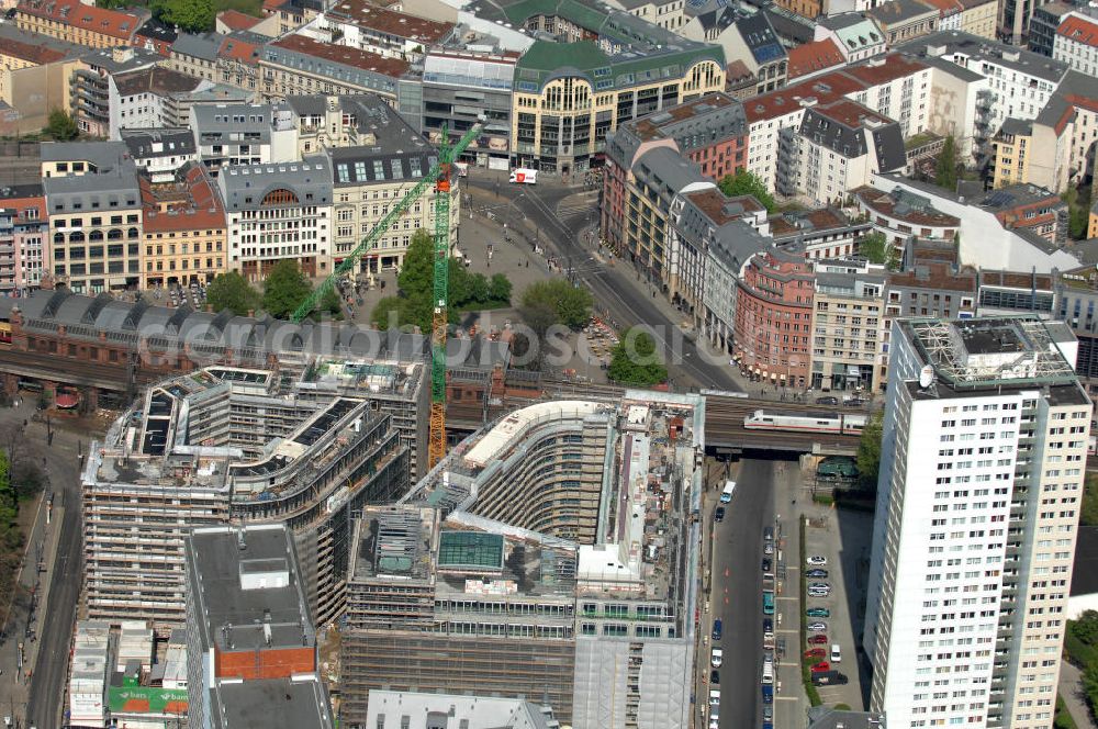 Aerial image Berlin - Blick auf die Baustelle vom Hackeschen Quartier, einem neuen Büro- und Geschäftshauskomplex in Mitte. Bauherr ist die Investitionsgesellschaft Hackesches Quartier mbH & Co. KG. Verantwortlich für die Planung sind die Architekten Müller-Reimann. Ausführendes Bauunternehmen ist die BAM Deutschland AG (ehemals Müller-Altvatter-Bauunternehmung GmbH & Co. KG und Wayss & Freytag Schlüsselfertigbau AG). View at the construction site from Hackescher quarters, a new office and commercial complex in the middle. Investor is the investment company Hackesches Quarter mbH & Co. KG.