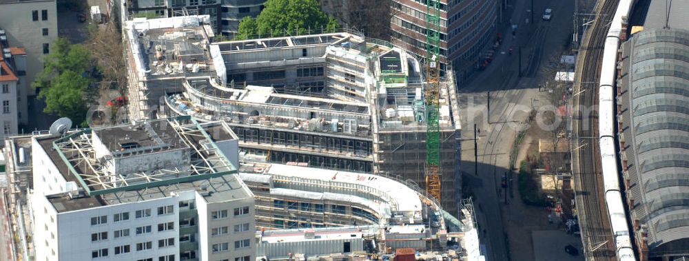 Aerial photograph Berlin - Blick auf die Baustelle vom Hackeschen Quartier, einem neuen Büro- und Geschäftshauskomplex in Mitte. Bauherr ist die Investitionsgesellschaft Hackesches Quartier mbH & Co. KG. Verantwortlich für die Planung sind die Architekten Müller-Reimann. Ausführendes Bauunternehmen ist die BAM Deutschland AG (ehemals Müller-Altvatter-Bauunternehmung GmbH & Co. KG und Wayss & Freytag Schlüsselfertigbau AG). View at the construction site from Hackescher quarters, a new office and commercial complex in the middle. Investor is the investment company Hackesches Quarter mbH & Co. KG.