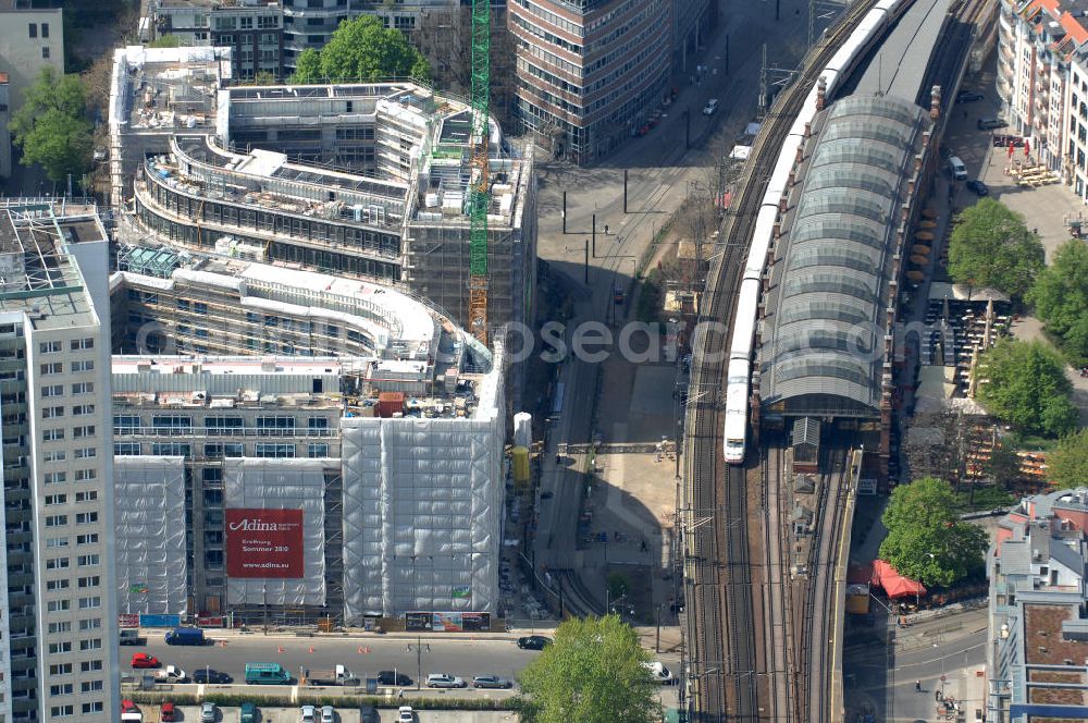 Berlin from above - Blick auf die Baustelle vom Hackeschen Quartier, einem neuen Büro- und Geschäftshauskomplex in Mitte. Bauherr ist die Investitionsgesellschaft Hackesches Quartier mbH & Co. KG. Verantwortlich für die Planung sind die Architekten Müller-Reimann. Ausführendes Bauunternehmen ist die BAM Deutschland AG (ehemals Müller-Altvatter-Bauunternehmung GmbH & Co. KG und Wayss & Freytag Schlüsselfertigbau AG). View at the construction site from Hackescher quarters, a new office and commercial complex in the middle. Investor is the investment company Hackesches Quarter mbH & Co. KG.