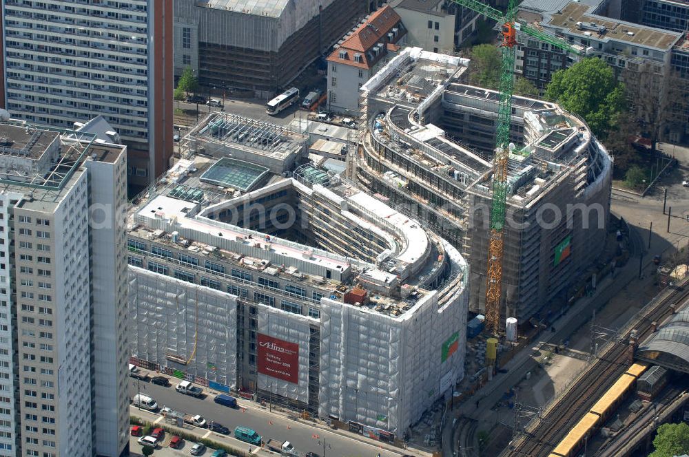 Berlin from the bird's eye view: Blick auf die Baustelle vom Hackeschen Quartier, einem neuen Büro- und Geschäftshauskomplex in Mitte. Bauherr ist die Investitionsgesellschaft Hackesches Quartier mbH & Co. KG. Verantwortlich für die Planung sind die Architekten Müller-Reimann. Ausführendes Bauunternehmen ist die BAM Deutschland AG (ehemals Müller-Altvatter-Bauunternehmung GmbH & Co. KG und Wayss & Freytag Schlüsselfertigbau AG). View at the construction site from Hackescher quarters, a new office and commercial complex in the middle. Investor is the investment company Hackesches Quarter mbH & Co. KG.