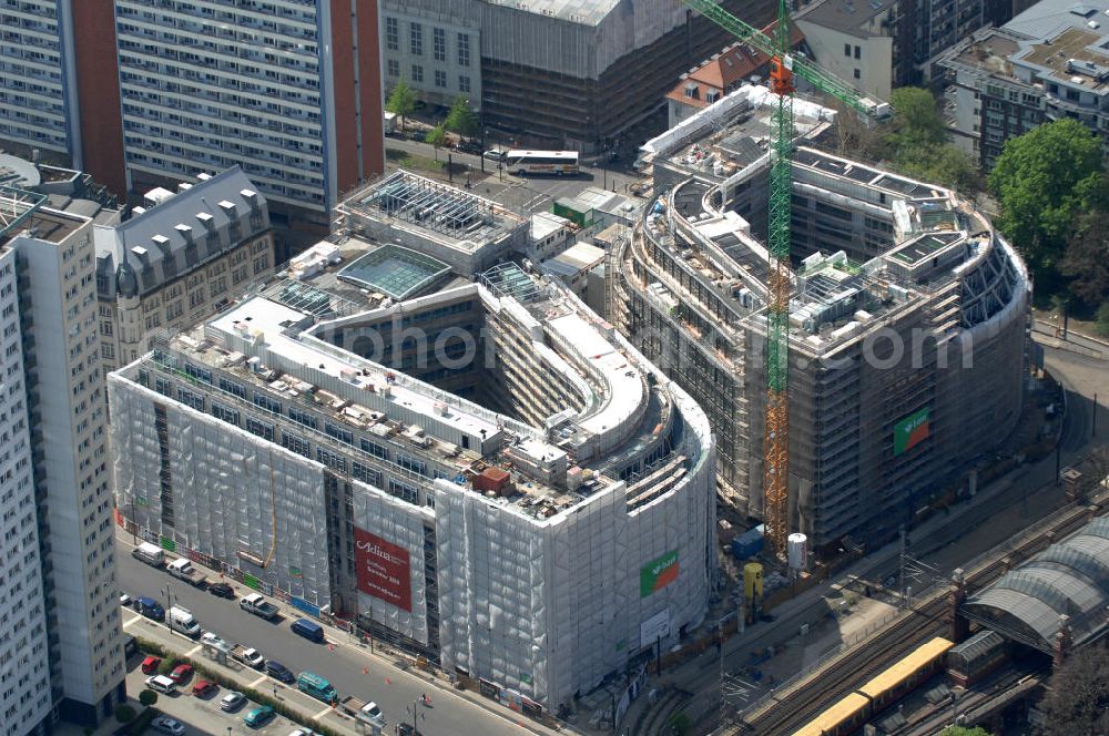 Aerial image Berlin - Blick auf die Baustelle vom Hackeschen Quartier, einem neuen Büro- und Geschäftshauskomplex in Mitte. Bauherr ist die Investitionsgesellschaft Hackesches Quartier mbH & Co. KG. Verantwortlich für die Planung sind die Architekten Müller-Reimann. Ausführendes Bauunternehmen ist die BAM Deutschland AG (ehemals Müller-Altvatter-Bauunternehmung GmbH & Co. KG und Wayss & Freytag Schlüsselfertigbau AG). View at the construction site from Hackescher quarters, a new office and commercial complex in the middle. Investor is the investment company Hackesches Quarter mbH & Co. KG.