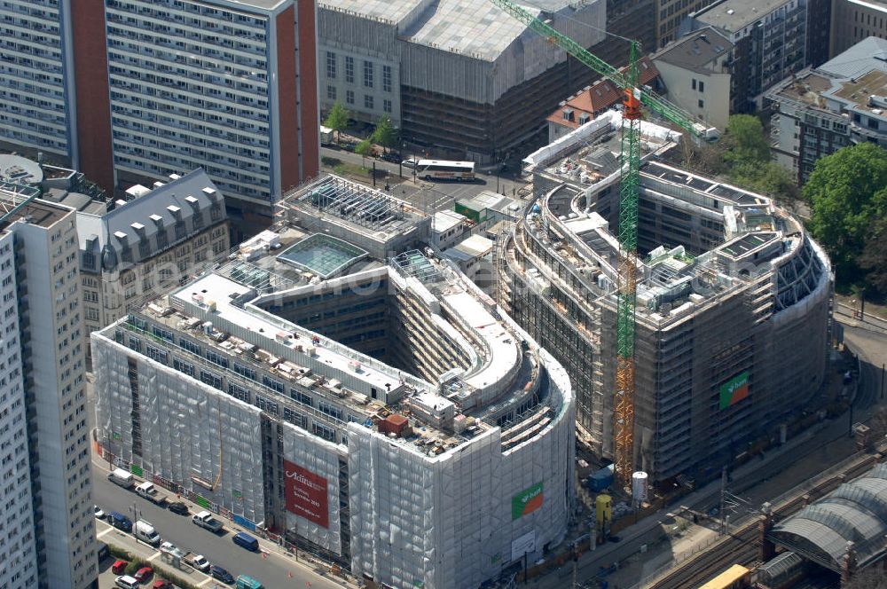 Aerial photograph Berlin - Blick auf die Baustelle vom Hackeschen Quartier, einem neuen Büro- und Geschäftshauskomplex in Mitte. Bauherr ist die Investitionsgesellschaft Hackesches Quartier mbH & Co. KG. Verantwortlich für die Planung sind die Architekten Müller-Reimann. Ausführendes Bauunternehmen ist die BAM Deutschland AG (ehemals Müller-Altvatter-Bauunternehmung GmbH & Co. KG und Wayss & Freytag Schlüsselfertigbau AG). View at the construction site from Hackescher quarters, a new office and commercial complex in the middle. Investor is the investment company Hackesches Quarter mbH & Co. KG.