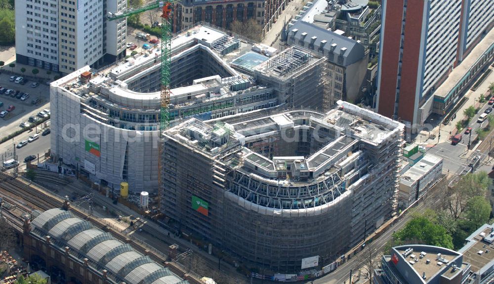 Berlin from above - Blick auf die Baustelle vom Hackeschen Quartier, einem neuen Büro- und Geschäftshauskomplex in Mitte. Bauherr ist die Investitionsgesellschaft Hackesches Quartier mbH & Co. KG. Verantwortlich für die Planung sind die Architekten Müller-Reimann. Ausführendes Bauunternehmen ist die BAM Deutschland AG (ehemals Müller-Altvatter-Bauunternehmung GmbH & Co. KG und Wayss & Freytag Schlüsselfertigbau AG). View at the construction site from Hackescher quarters, a new office and commercial complex in the middle. Investor is the investment company Hackesches Quarter mbH & Co. KG.