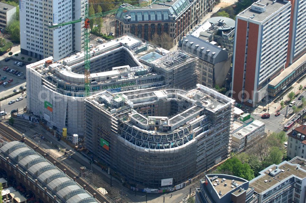 Berlin from the bird's eye view: Blick auf die Baustelle vom Hackeschen Quartier, einem neuen Büro- und Geschäftshauskomplex in Mitte. Bauherr ist die Investitionsgesellschaft Hackesches Quartier mbH & Co. KG. Verantwortlich für die Planung sind die Architekten Müller-Reimann. Ausführendes Bauunternehmen ist die BAM Deutschland AG (ehemals Müller-Altvatter-Bauunternehmung GmbH & Co. KG und Wayss & Freytag Schlüsselfertigbau AG). View at the construction site from Hackescher quarters, a new office and commercial complex in the middle. Investor is the investment company Hackesches Quarter mbH & Co. KG.