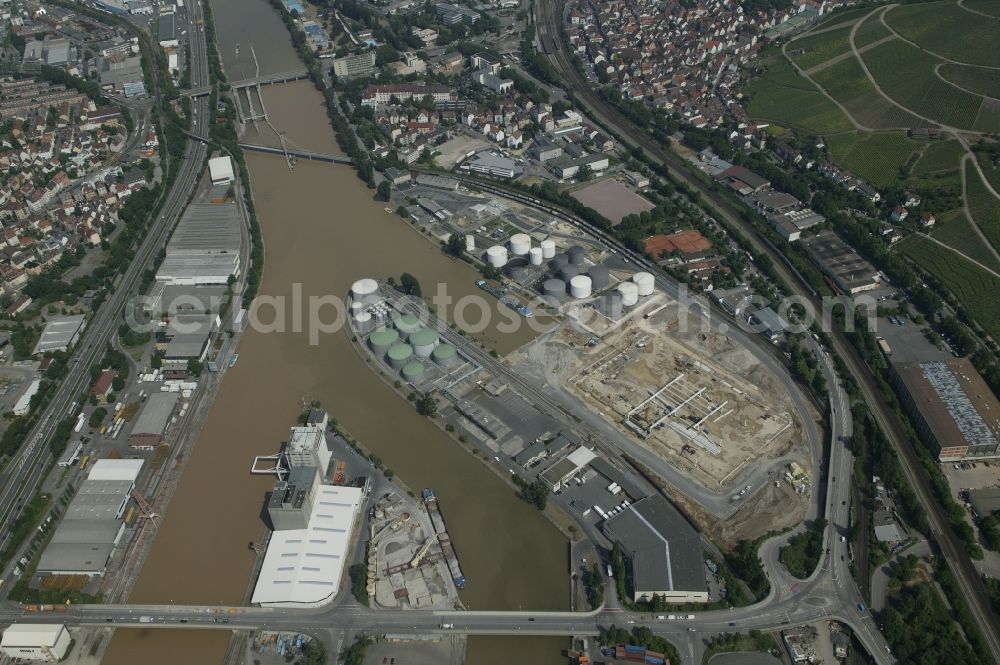 Aerial photograph Stuttgart - Northern side of the port Stuttgart in the state Baden-Wuerttemberg. The inland port is located at the river Neckar, on the construction site a new building for the Mercedes-Benz central shipping division is being built