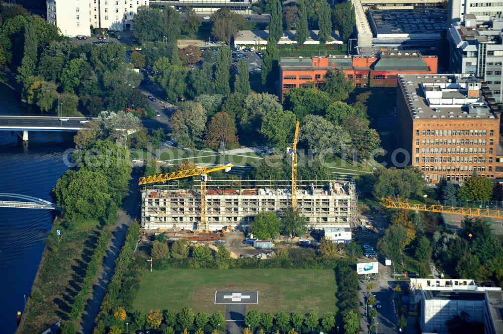 Aerial image Berlin - Blick auf die Baustelle der Wohnanlage Hafenquartier Mitte und Hubschrauberlandeplatz des Bundeswehrkrankenhauses in Berlin-Mitte an der Kieler Strasse Ecke Boyenstraße am Spreeufer. View of the construction site of the apartment complex Hafenquartier Mitte and the helipad of the Bundeswehr hospital in Berlin-Mitte at the riverside of the Spree.