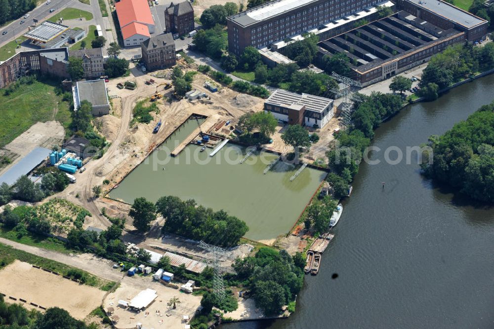 Aerial photograph Berlin Schöneweide - Baustelle des Hafens der Reederei Riedel auf dem Gelände des ehemaligen Mineralöllagers an der Nalepastraße 10-16. Die traditionsreiche Reederei Riedel verlässt Kreuzberg und zieht auf das Teilgelände des ehemaligen DDR-Rundfunks an der Nalepastraße in Oberschöneweide. Umfangreiche Bodenaustausch- und Sanierungsarbeiten waren auf Grund hoher Bodenkontermination zuvor notwendig geworden. Site of the Port of Riedel in Berlin - Oberschöneweide.