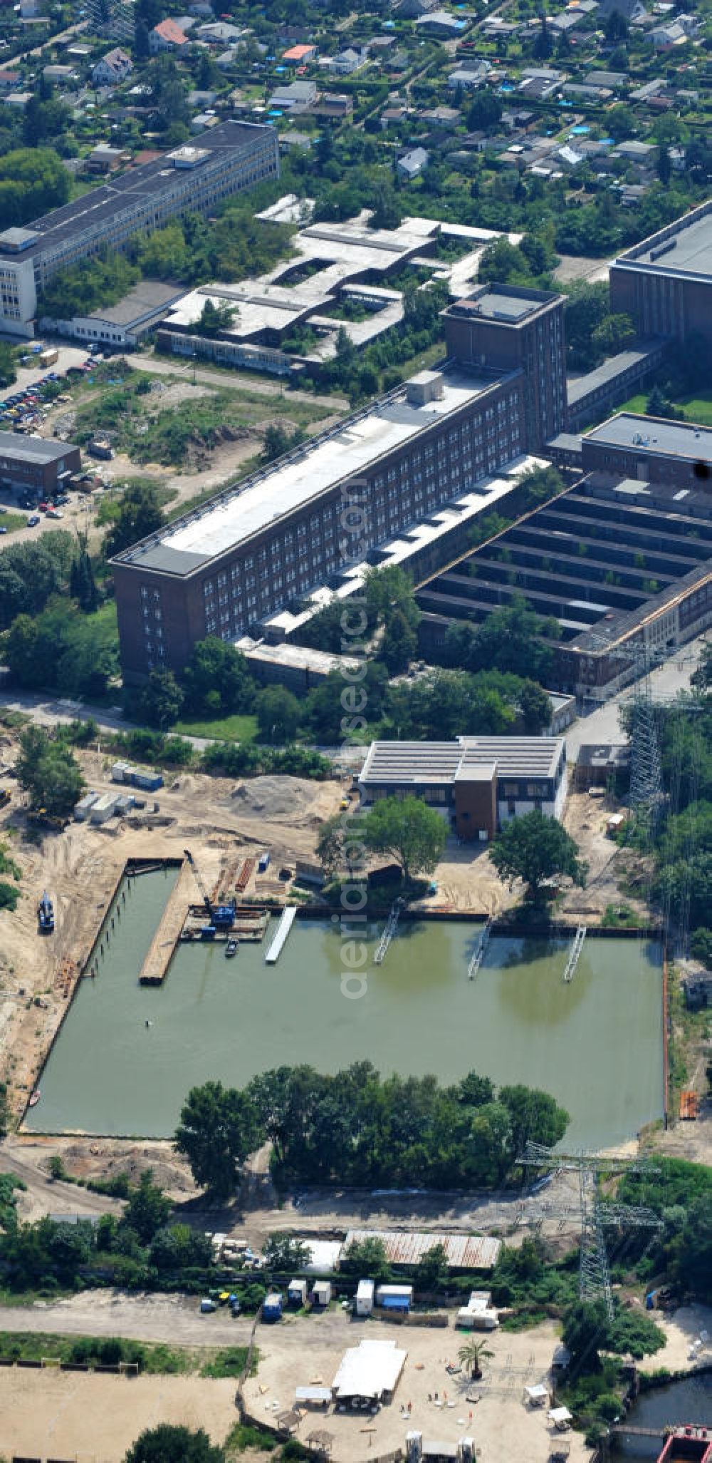 Aerial image Berlin Schöneweide - Baustelle des Hafens der Reederei Riedel auf dem Gelände des ehemaligen Mineralöllagers an der Nalepastraße 10-16. Die traditionsreiche Reederei Riedel verlässt Kreuzberg und zieht auf das Teilgelände des ehemaligen DDR-Rundfunks an der Nalepastraße in Oberschöneweide. Umfangreiche Bodenaustausch- und Sanierungsarbeiten waren auf Grund hoher Bodenkontermination zuvor notwendig geworden. Site of the Port of Riedel in Berlin - Oberschöneweide.