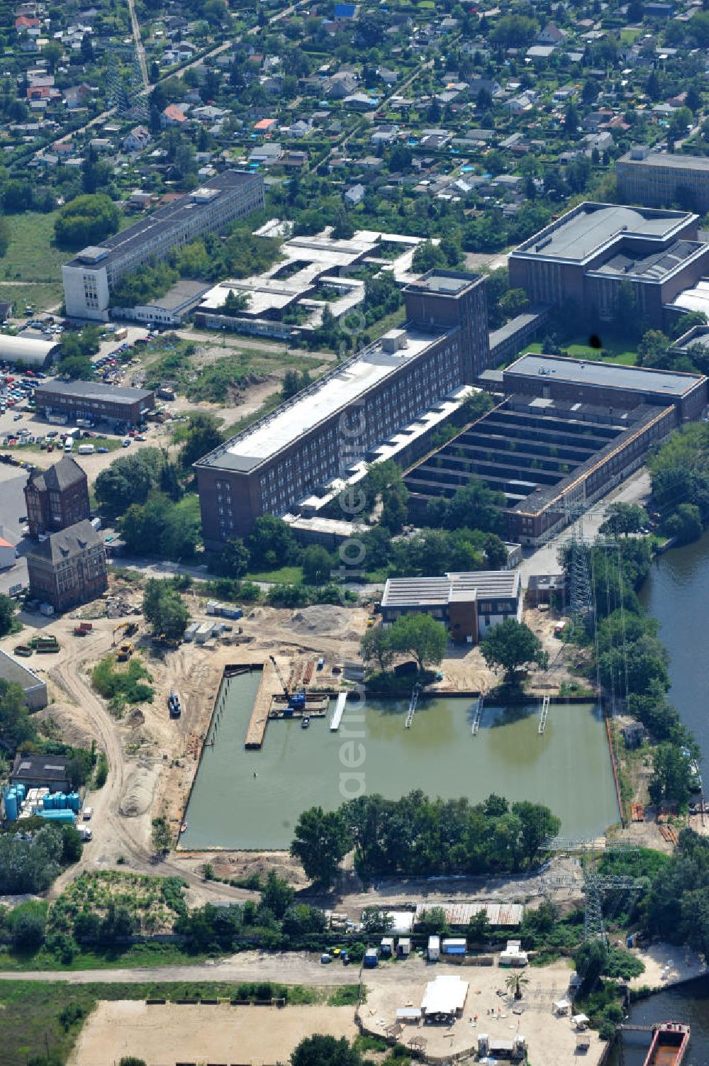 Aerial photograph Berlin Schöneweide - Baustelle des Hafens der Reederei Riedel auf dem Gelände des ehemaligen Mineralöllagers an der Nalepastraße 10-16. Die traditionsreiche Reederei Riedel verlässt Kreuzberg und zieht auf das Teilgelände des ehemaligen DDR-Rundfunks an der Nalepastraße in Oberschöneweide. Umfangreiche Bodenaustausch- und Sanierungsarbeiten waren auf Grund hoher Bodenkontermination zuvor notwendig geworden. Site of the Port of Riedel in Berlin - Oberschöneweide.