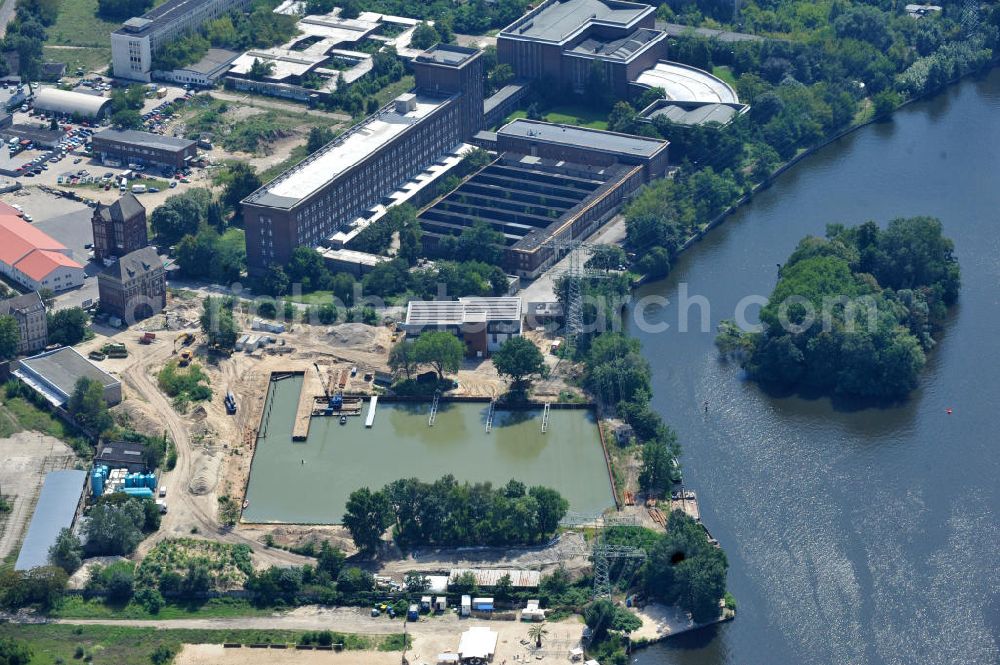 Berlin Schöneweide from above - Baustelle des Hafens der Reederei Riedel auf dem Gelände des ehemaligen Mineralöllagers an der Nalepastraße 10-16. Die traditionsreiche Reederei Riedel verlässt Kreuzberg und zieht auf das Teilgelände des ehemaligen DDR-Rundfunks an der Nalepastraße in Oberschöneweide. Umfangreiche Bodenaustausch- und Sanierungsarbeiten waren auf Grund hoher Bodenkontermination zuvor notwendig geworden. Site of the Port of Riedel in Berlin - Oberschöneweide.