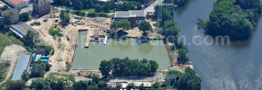 Berlin Schöneweide from the bird's eye view: Baustelle des Hafens der Reederei Riedel auf dem Gelände des ehemaligen Mineralöllagers an der Nalepastraße 10-16. Die traditionsreiche Reederei Riedel verlässt Kreuzberg und zieht auf das Teilgelände des ehemaligen DDR-Rundfunks an der Nalepastraße in Oberschöneweide. Umfangreiche Bodenaustausch- und Sanierungsarbeiten waren auf Grund hoher Bodenkontermination zuvor notwendig geworden. Site of the Port of Riedel in Berlin - Oberschöneweide.