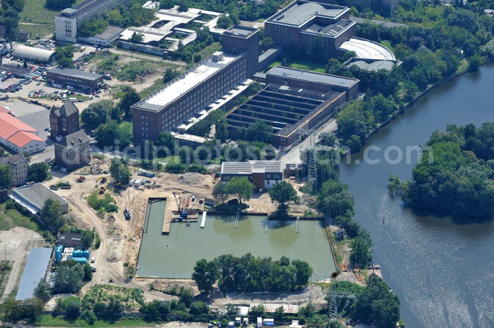 Aerial image Berlin Schöneweide - Baustelle des Hafens der Reederei Riedel auf dem Gelände des ehemaligen Mineralöllagers an der Nalepastraße 10-16. Die traditionsreiche Reederei Riedel verlässt Kreuzberg und zieht auf das Teilgelände des ehemaligen DDR-Rundfunks an der Nalepastraße in Oberschöneweide. Umfangreiche Bodenaustausch- und Sanierungsarbeiten waren auf Grund hoher Bodenkontermination zuvor notwendig geworden. Site of the Port of Riedel in Berlin - Oberschöneweide.