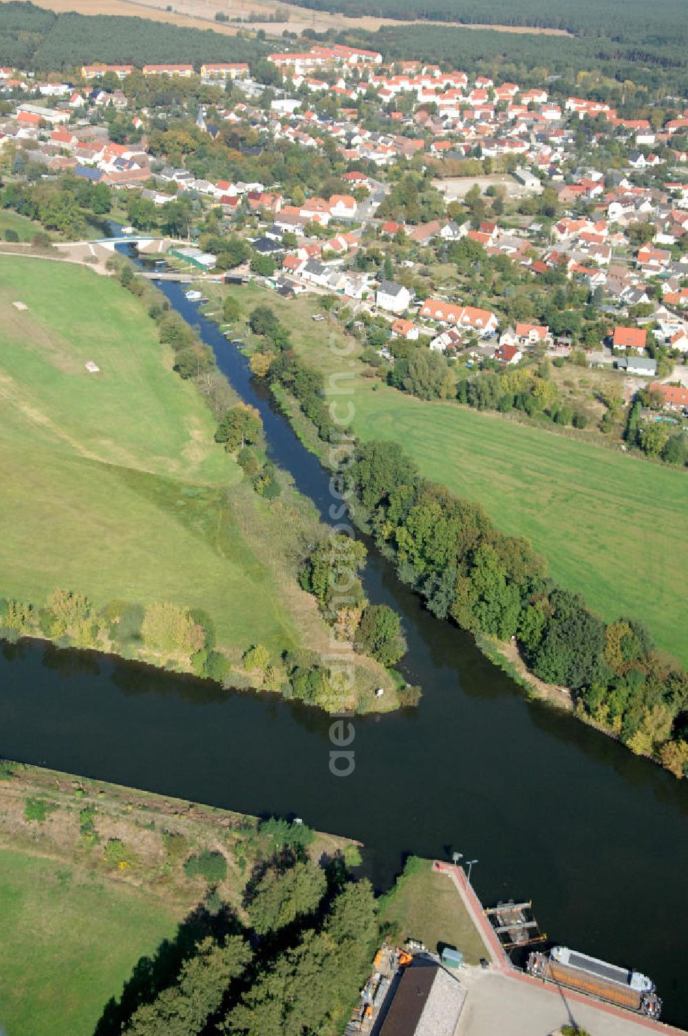 Genthin from above - Blick auf die Baustelle vom Neubau der Hagenbrücke B25. Bis zur Verkehrsfreigabe dient ein Ponton als Umfahrung. Die Brücke überführt den Altenplathower Altkanal bei km 1,670 und ist die einzige Verbindung zur Kanalinsel her. Ein Projekt des WSV: Wasserstraßen-Neubauamt Magdeburg, 39106 Magdeburg, Tel. +49(0)391 535-0, email: wna-magdeburg@wsv.bund.de