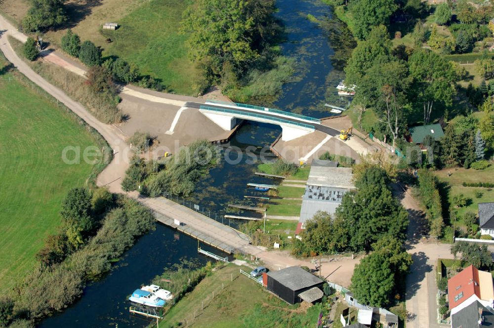 Genthin from the bird's eye view: Blick auf die Baustelle vom Neubau der Hagenbrücke B25. Bis zur Verkehrsfreigabe dient ein Ponton als Umfahrung. Die Brücke überführt den Altenplathower Altkanal bei km 1,670 und ist die einzige Verbindung zur Kanalinsel her. Ein Projekt des WSV: Wasserstraßen-Neubauamt Magdeburg, 39106 Magdeburg, Tel. +49(0)391 535-0, email: wna-magdeburg@wsv.bund.de