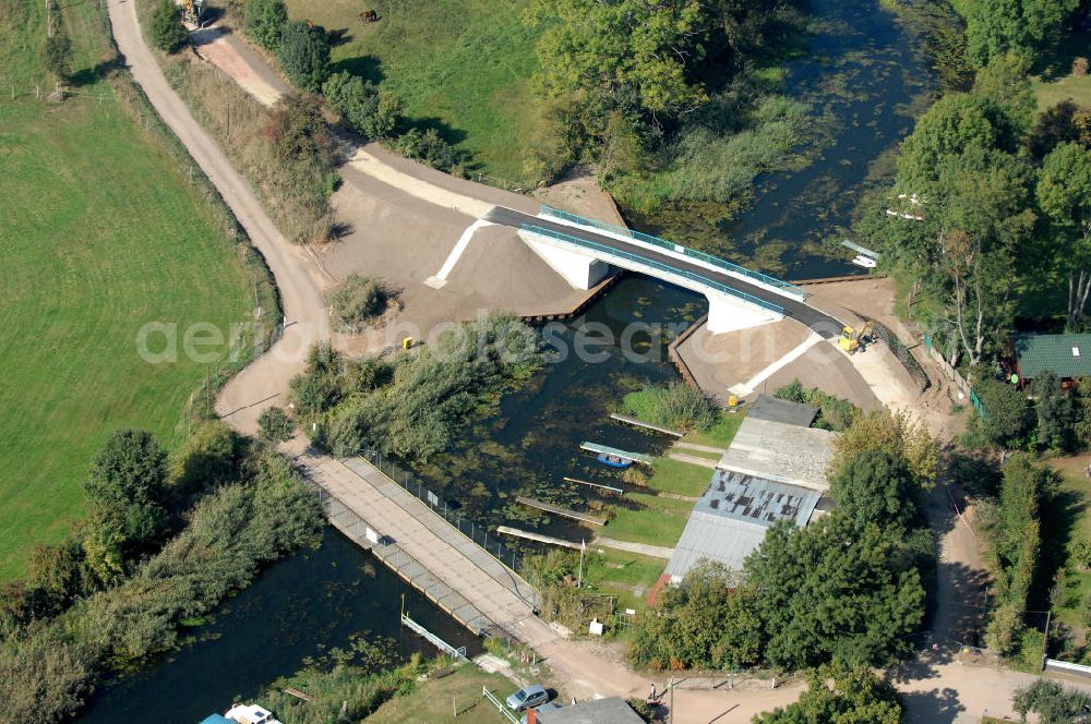 Aerial image Genthin - Blick auf die Baustelle vom Neubau der Hagenbrücke B25. Bis zur Verkehrsfreigabe dient ein Ponton als Umfahrung. Die Brücke überführt den Altenplathower Altkanal bei km 1,670 und ist die einzige Verbindung zur Kanalinsel her. Ein Projekt des WSV: Wasserstraßen-Neubauamt Magdeburg, 39106 Magdeburg, Tel. +49(0)391 535-0, email: wna-magdeburg@wsv.bund.de