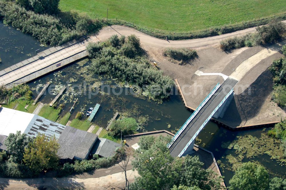 Aerial photograph Genthin - Blick auf die Baustelle vom Neubau der Hagenbrücke B25. Bis zur Verkehrsfreigabe dient ein Ponton als Umfahrung. Die Brücke überführt den Altenplathower Altkanal bei km 1,670 und ist die einzige Verbindung zur Kanalinsel her. Ein Projekt des WSV: Wasserstraßen-Neubauamt Magdeburg, 39106 Magdeburg, Tel. +49(0)391 535-0, email: wna-magdeburg@wsv.bund.de