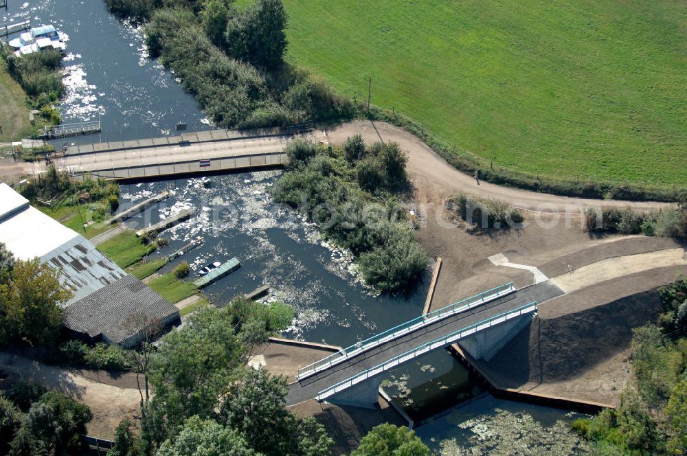 Genthin from above - Blick auf die Baustelle vom Neubau der Hagenbrücke B25. Bis zur Verkehrsfreigabe dient ein Ponton als Umfahrung. Die Brücke überführt den Altenplathower Altkanal bei km 1,670 und ist die einzige Verbindung zur Kanalinsel her. Ein Projekt des WSV: Wasserstraßen-Neubauamt Magdeburg, 39106 Magdeburg, Tel. +49(0)391 535-0, email: wna-magdeburg@wsv.bund.de