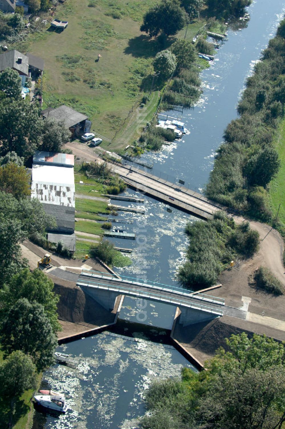 Genthin from the bird's eye view: Blick auf die Baustelle vom Neubau der Hagenbrücke B25. Bis zur Verkehrsfreigabe dient ein Ponton als Umfahrung. Die Brücke überführt den Altenplathower Altkanal bei km 1,670 und ist die einzige Verbindung zur Kanalinsel her. Ein Projekt des WSV: Wasserstraßen-Neubauamt Magdeburg, 39106 Magdeburg, Tel. +49(0)391 535-0, email: wna-magdeburg@wsv.bund.de