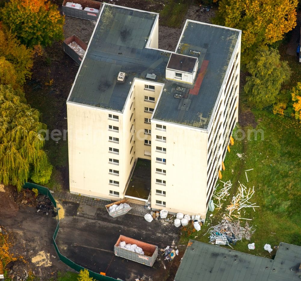 Hamm from the bird's eye view: Construction works on desolate residential highrise on Waldenburger Strasse in the Herringen part of Hamm in the state of North Rhine-Westphalia