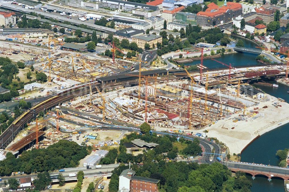 Aerial photograph Berlin - Without interruption of rail traffic on the rail of the Hauptbahnhof-Berlin in Berlin-Mitte is built on the site of the former station Lehrter Strasse