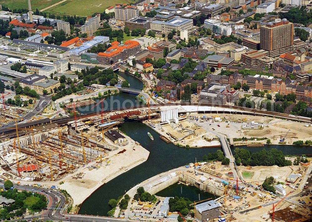 Berlin from above - Construction site at the Lehrter rail station and the new build main station and the Humboldt-Harbour at the Spree river in Berlin-Mitte