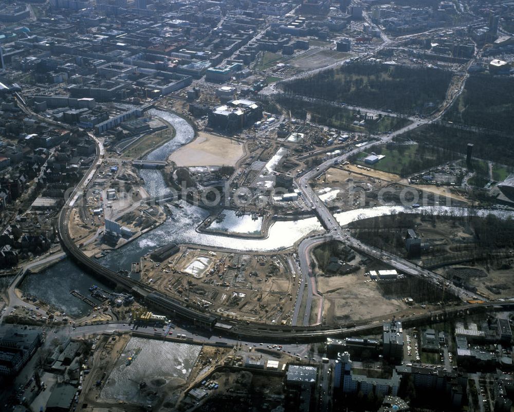 Aerial photograph Berlin - Blick über die Baustelle am Berliner Hauptbahnhof / Lehrter Bahnhof auf die Baustelle vom Regierungsviertel zwischen Spreebogen und Tiergarten. View over the building site of the main station on to the construction site of the government district between the spree river and the park Tiergarten.