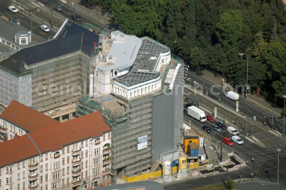 Berlin from the bird's eye view: Blick auf die Baustelle am Haus der Einheit, dem ehemaligen Kaufhauses Jonaß, es hat in Berlin hat eine wechselvolle Geschichte hinter sich, die auch eng mit der jüngeren deutschen Geschichte verbunden ist. Auf dem Gelände eines 1828 errichteten Exerzier- und Reithauses baute der jüdische Kaufmann Hermann Golluber in den Jahren 1928/29 das sechsgeschossige Kaufhaus Kredit-Warenhaus Jonaß & Co AG. Das Gebäude in der damaligen Lothringer Straße 1 wurde von den Architekten Georg Bauer und Siegfried Friedländer in der Ende der 1920er Jahre aufkommenden Skelettbauweise im Stil der Neuen Sachlichkeit geplant und errichtet. Über einen zweigeschossigen mit Naturstein verkleideten Sockel schließt sich ein fünfgeschossiger Putzbau und ein Dachgeschoss an, in dem über einige Jahre ein Dachrestaurant betrieben wurde. Unmittelbar nach Ende des Zweiten Weltkrieges wurde das Gebäude verstaatlicht und Sitz des Zentralausschusses der SPD. Nach deren Vereinigung mit der KPD zur SED wurde es 1946 Sitz des Zentralkomitees der SED. Zwei in den Jahren 1976 und 1988 angebrachte Tafeln am Haupteingang des Gebäudes erinnern heute noch daran, dass der erste (und einzige) DDR-Präsident Wilhelm Pieck und sein Ministerpräsident Otto Grotewohl in dem Gebäude ihre Arbeitsräume hatten. In Hinblick auf den Zusammenschluss zwischen KPD und SPD erhielt es nun den Namen Haus der Einheit. Von 1956 bis 1990 war im Haus das Geschichtsinstitut beim ZK der SED ansässig, zu dem auch das historische Archiv der KPD und das Zentrale Parteiarchiv der SED gehörten. Das seit 1995 leer stehende Haus wurde nach langwierigen Verhandlungen mit den Vertretern der in aller Welt verstreuten jüdischen Erben im Januar an einen britischen Investor verkauft. Dieser hat das Berliner Architektur-Büro JSK mit der Umbauplanung des markanten, teilweise unter Denkmalschutz stehenden Gebäudes beauftragt.