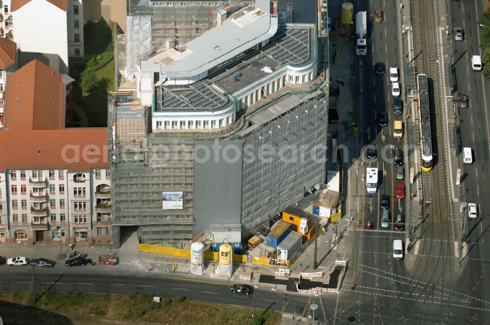 Berlin from above - Blick auf die Baustelle am Haus der Einheit, dem ehemaligen Kaufhauses Jonaß, es hat in Berlin hat eine wechselvolle Geschichte hinter sich, die auch eng mit der jüngeren deutschen Geschichte verbunden ist. Auf dem Gelände eines 1828 errichteten Exerzier- und Reithauses baute der jüdische Kaufmann Hermann Golluber in den Jahren 1928/29 das sechsgeschossige Kaufhaus Kredit-Warenhaus Jonaß & Co AG. Das Gebäude in der damaligen Lothringer Straße 1 wurde von den Architekten Georg Bauer und Siegfried Friedländer in der Ende der 1920er Jahre aufkommenden Skelettbauweise im Stil der Neuen Sachlichkeit geplant und errichtet. Über einen zweigeschossigen mit Naturstein verkleideten Sockel schließt sich ein fünfgeschossiger Putzbau und ein Dachgeschoss an, in dem über einige Jahre ein Dachrestaurant betrieben wurde. Unmittelbar nach Ende des Zweiten Weltkrieges wurde das Gebäude verstaatlicht und Sitz des Zentralausschusses der SPD. Nach deren Vereinigung mit der KPD zur SED wurde es 1946 Sitz des Zentralkomitees der SED. Zwei in den Jahren 1976 und 1988 angebrachte Tafeln am Haupteingang des Gebäudes erinnern heute noch daran, dass der erste (und einzige) DDR-Präsident Wilhelm Pieck und sein Ministerpräsident Otto Grotewohl in dem Gebäude ihre Arbeitsräume hatten. In Hinblick auf den Zusammenschluss zwischen KPD und SPD erhielt es nun den Namen Haus der Einheit. Von 1956 bis 1990 war im Haus das Geschichtsinstitut beim ZK der SED ansässig, zu dem auch das historische Archiv der KPD und das Zentrale Parteiarchiv der SED gehörten. Das seit 1995 leer stehende Haus wurde nach langwierigen Verhandlungen mit den Vertretern der in aller Welt verstreuten jüdischen Erben im Januar an einen britischen Investor verkauft. Dieser hat das Berliner Architektur-Büro JSK mit der Umbauplanung des markanten, teilweise unter Denkmalschutz stehenden Gebäudes beauftragt.