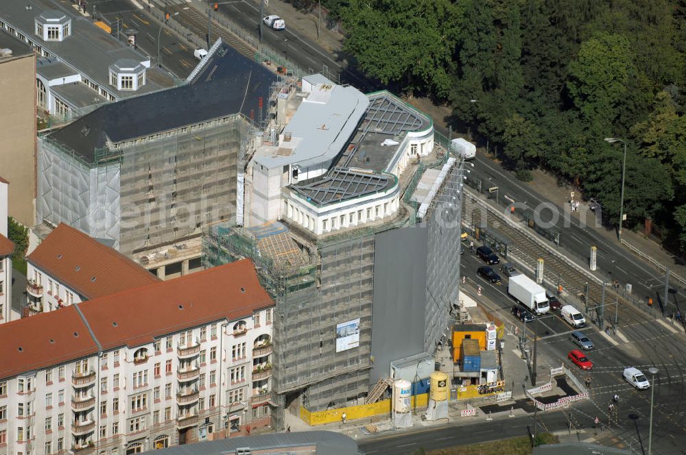 Aerial image Berlin - Blick auf die Baustelle am Haus der Einheit, dem ehemaligen Kaufhauses Jonaß, es hat in Berlin hat eine wechselvolle Geschichte hinter sich, die auch eng mit der jüngeren deutschen Geschichte verbunden ist. Auf dem Gelände eines 1828 errichteten Exerzier- und Reithauses baute der jüdische Kaufmann Hermann Golluber in den Jahren 1928/29 das sechsgeschossige Kaufhaus Kredit-Warenhaus Jonaß & Co AG. Das Gebäude in der damaligen Lothringer Straße 1 wurde von den Architekten Georg Bauer und Siegfried Friedländer in der Ende der 1920er Jahre aufkommenden Skelettbauweise im Stil der Neuen Sachlichkeit geplant und errichtet. Über einen zweigeschossigen mit Naturstein verkleideten Sockel schließt sich ein fünfgeschossiger Putzbau und ein Dachgeschoss an, in dem über einige Jahre ein Dachrestaurant betrieben wurde. Unmittelbar nach Ende des Zweiten Weltkrieges wurde das Gebäude verstaatlicht und Sitz des Zentralausschusses der SPD. Nach deren Vereinigung mit der KPD zur SED wurde es 1946 Sitz des Zentralkomitees der SED. Zwei in den Jahren 1976 und 1988 angebrachte Tafeln am Haupteingang des Gebäudes erinnern heute noch daran, dass der erste (und einzige) DDR-Präsident Wilhelm Pieck und sein Ministerpräsident Otto Grotewohl in dem Gebäude ihre Arbeitsräume hatten. In Hinblick auf den Zusammenschluss zwischen KPD und SPD erhielt es nun den Namen Haus der Einheit. Von 1956 bis 1990 war im Haus das Geschichtsinstitut beim ZK der SED ansässig, zu dem auch das historische Archiv der KPD und das Zentrale Parteiarchiv der SED gehörten. Das seit 1995 leer stehende Haus wurde nach langwierigen Verhandlungen mit den Vertretern der in aller Welt verstreuten jüdischen Erben im Januar an einen britischen Investor verkauft. Dieser hat das Berliner Architektur-Büro JSK mit der Umbauplanung des markanten, teilweise unter Denkmalschutz stehenden Gebäudes beauftragt.