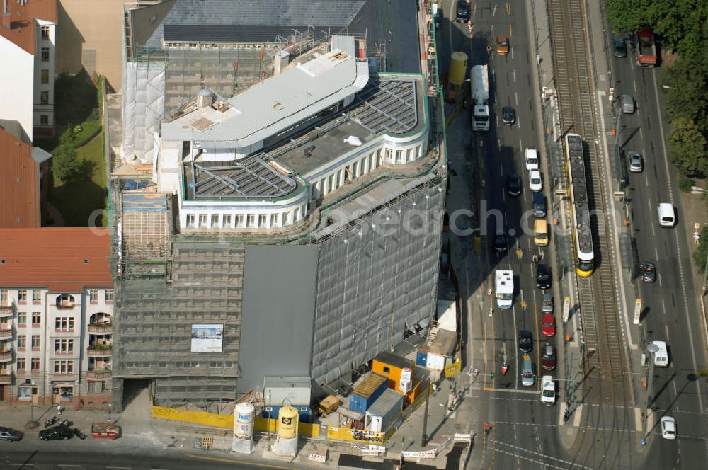 Aerial photograph Berlin - Blick auf die Baustelle am Haus der Einheit, dem ehemaligen Kaufhauses Jonaß, es hat in Berlin hat eine wechselvolle Geschichte hinter sich, die auch eng mit der jüngeren deutschen Geschichte verbunden ist. Auf dem Gelände eines 1828 errichteten Exerzier- und Reithauses baute der jüdische Kaufmann Hermann Golluber in den Jahren 1928/29 das sechsgeschossige Kaufhaus Kredit-Warenhaus Jonaß & Co AG. Das Gebäude in der damaligen Lothringer Straße 1 wurde von den Architekten Georg Bauer und Siegfried Friedländer in der Ende der 1920er Jahre aufkommenden Skelettbauweise im Stil der Neuen Sachlichkeit geplant und errichtet. Über einen zweigeschossigen mit Naturstein verkleideten Sockel schließt sich ein fünfgeschossiger Putzbau und ein Dachgeschoss an, in dem über einige Jahre ein Dachrestaurant betrieben wurde. Unmittelbar nach Ende des Zweiten Weltkrieges wurde das Gebäude verstaatlicht und Sitz des Zentralausschusses der SPD. Nach deren Vereinigung mit der KPD zur SED wurde es 1946 Sitz des Zentralkomitees der SED. Zwei in den Jahren 1976 und 1988 angebrachte Tafeln am Haupteingang des Gebäudes erinnern heute noch daran, dass der erste (und einzige) DDR-Präsident Wilhelm Pieck und sein Ministerpräsident Otto Grotewohl in dem Gebäude ihre Arbeitsräume hatten. In Hinblick auf den Zusammenschluss zwischen KPD und SPD erhielt es nun den Namen Haus der Einheit. Von 1956 bis 1990 war im Haus das Geschichtsinstitut beim ZK der SED ansässig, zu dem auch das historische Archiv der KPD und das Zentrale Parteiarchiv der SED gehörten. Das seit 1995 leer stehende Haus wurde nach langwierigen Verhandlungen mit den Vertretern der in aller Welt verstreuten jüdischen Erben im Januar an einen britischen Investor verkauft. Dieser hat das Berliner Architektur-Büro JSK mit der Umbauplanung des markanten, teilweise unter Denkmalschutz stehenden Gebäudes beauftragt.