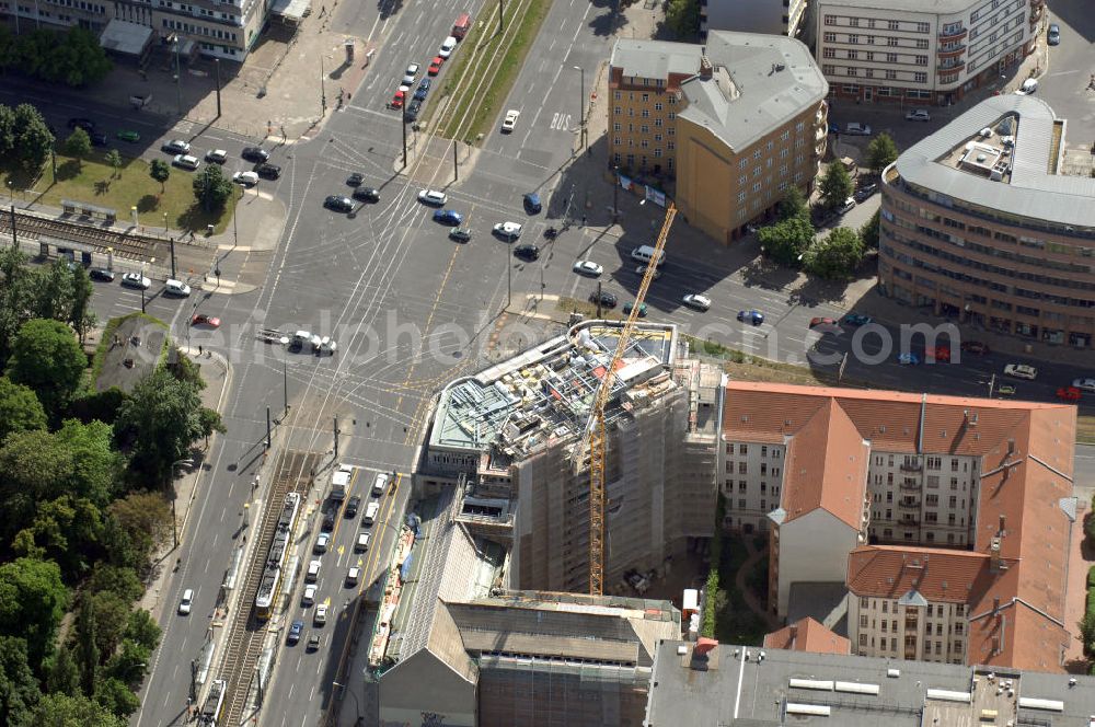 Berlin from above - Blick auf die Baustelle am Haus der Einheit, dem ehemaligen Kaufhauses Jonaß, es hat in Berlin hat eine wechselvolle Geschichte hinter sich, die auch eng mit der jüngeren deutschen Geschichte verbunden ist. Auf dem Gelände eines 1828 errichteten Exerzier- und Reithauses baute der jüdische Kaufmann Hermann Golluber in den Jahren 1928/29 das sechsgeschossige Kaufhaus Kredit-Warenhaus Jonaß & Co AG. Das Gebäude in der damaligen Lothringer Straße 1 wurde von den Architekten Georg Bauer und Siegfried Friedländer in der Ende der 1920er Jahre aufkommenden Skelettbauweise im Stil der Neuen Sachlichkeit geplant und errichtet. Über einen zweigeschossigen mit Naturstein verkleideten Sockel schließt sich ein fünfgeschossiger Putzbau und ein Dachgeschoss an, in dem über einige Jahre ein Dachrestaurant betrieben wurde. Unmittelbar nach Ende des Zweiten Weltkrieges wurde das Gebäude verstaatlicht und Sitz des Zentralausschusses der SPD. Nach deren Vereinigung mit der KPD zur SED wurde es 1946 Sitz des Zentralkomitees der SED. Zwei in den Jahren 1976 und 1988 angebrachte Tafeln am Haupteingang des Gebäudes erinnern heute noch daran, dass der erste (und einzige) DDR-Präsident Wilhelm Pieck und sein Ministerpräsident Otto Grotewohl in dem Gebäude ihre Arbeitsräume hatten. In Hinblick auf den Zusammenschluss zwischen KPD und SPD erhielt es nun den Namen Haus der Einheit. Von 1956 bis 1990 war im Haus das Geschichtsinstitut beim ZK der SED ansässig, zu dem auch das historische Archiv der KPD und das Zentrale Parteiarchiv der SED gehörten. Das seit 1995 leer stehende Haus wurde nach langwierigen Verhandlungen mit den Vertretern der in aller Welt verstreuten jüdischen Erben im Januar an einen britischen Investor verkauft. Dieser hat das Berliner Architektur-Büro JSK mit der Umbauplanung des markanten, teilweise unter Denkmalschutz stehenden Gebäudes beauftragt.