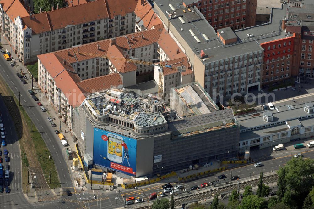 Berlin from the bird's eye view: Blick auf die Baustelle am Haus der Einheit, dem ehemaligen Kaufhauses Jonaß, es hat in Berlin hat eine wechselvolle Geschichte hinter sich, die auch eng mit der jüngeren deutschen Geschichte verbunden ist. Auf dem Gelände eines 1828 errichteten Exerzier- und Reithauses baute der jüdische Kaufmann Hermann Golluber in den Jahren 1928/29 das sechsgeschossige Kaufhaus Kredit-Warenhaus Jonaß & Co AG. Das Gebäude in der damaligen Lothringer Straße 1 wurde von den Architekten Georg Bauer und Siegfried Friedländer in der Ende der 1920er Jahre aufkommenden Skelettbauweise im Stil der Neuen Sachlichkeit geplant und errichtet. Über einen zweigeschossigen mit Naturstein verkleideten Sockel schließt sich ein fünfgeschossiger Putzbau und ein Dachgeschoss an, in dem über einige Jahre ein Dachrestaurant betrieben wurde. Unmittelbar nach Ende des Zweiten Weltkrieges wurde das Gebäude verstaatlicht und Sitz des Zentralausschusses der SPD. Nach deren Vereinigung mit der KPD zur SED wurde es 1946 Sitz des Zentralkomitees der SED. Zwei in den Jahren 1976 und 1988 angebrachte Tafeln am Haupteingang des Gebäudes erinnern heute noch daran, dass der erste (und einzige) DDR-Präsident Wilhelm Pieck und sein Ministerpräsident Otto Grotewohl in dem Gebäude ihre Arbeitsräume hatten. In Hinblick auf den Zusammenschluss zwischen KPD und SPD erhielt es nun den Namen Haus der Einheit. Von 1956 bis 1990 war im Haus das Geschichtsinstitut beim ZK der SED ansässig, zu dem auch das historische Archiv der KPD und das Zentrale Parteiarchiv der SED gehörten. Das seit 1995 leer stehende Haus wurde nach langwierigen Verhandlungen mit den Vertretern der in aller Welt verstreuten jüdischen Erben im Januar an einen britischen Investor verkauft. Dieser hat das Berliner Architektur-Büro JSK mit der Umbauplanung des markanten, teilweise unter Denkmalschutz stehenden Gebäudes beauftragt.