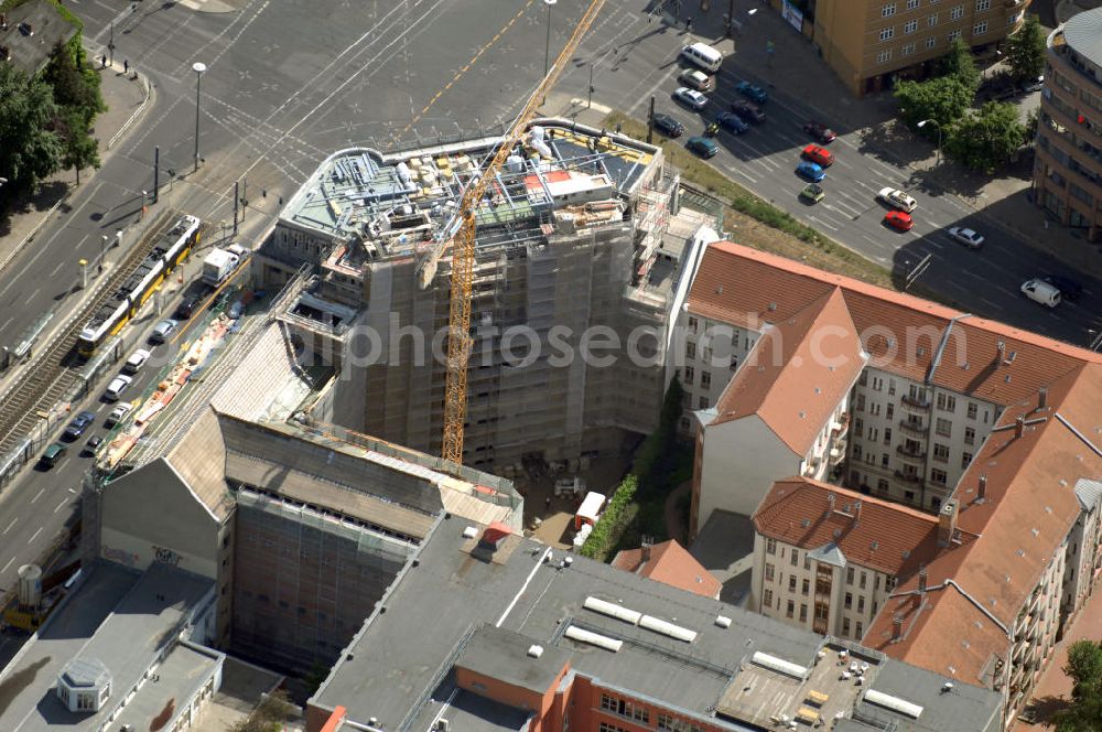 Aerial image Berlin - Blick auf die Baustelle am Haus der Einheit, dem ehemaligen Kaufhauses Jonaß, es hat in Berlin hat eine wechselvolle Geschichte hinter sich, die auch eng mit der jüngeren deutschen Geschichte verbunden ist. Auf dem Gelände eines 1828 errichteten Exerzier- und Reithauses baute der jüdische Kaufmann Hermann Golluber in den Jahren 1928/29 das sechsgeschossige Kaufhaus Kredit-Warenhaus Jonaß & Co AG. Das Gebäude in der damaligen Lothringer Straße 1 wurde von den Architekten Georg Bauer und Siegfried Friedländer in der Ende der 1920er Jahre aufkommenden Skelettbauweise im Stil der Neuen Sachlichkeit geplant und errichtet. Über einen zweigeschossigen mit Naturstein verkleideten Sockel schließt sich ein fünfgeschossiger Putzbau und ein Dachgeschoss an, in dem über einige Jahre ein Dachrestaurant betrieben wurde. Unmittelbar nach Ende des Zweiten Weltkrieges wurde das Gebäude verstaatlicht und Sitz des Zentralausschusses der SPD. Nach deren Vereinigung mit der KPD zur SED wurde es 1946 Sitz des Zentralkomitees der SED. Zwei in den Jahren 1976 und 1988 angebrachte Tafeln am Haupteingang des Gebäudes erinnern heute noch daran, dass der erste (und einzige) DDR-Präsident Wilhelm Pieck und sein Ministerpräsident Otto Grotewohl in dem Gebäude ihre Arbeitsräume hatten. In Hinblick auf den Zusammenschluss zwischen KPD und SPD erhielt es nun den Namen Haus der Einheit. Von 1956 bis 1990 war im Haus das Geschichtsinstitut beim ZK der SED ansässig, zu dem auch das historische Archiv der KPD und das Zentrale Parteiarchiv der SED gehörten. Das seit 1995 leer stehende Haus wurde nach langwierigen Verhandlungen mit den Vertretern der in aller Welt verstreuten jüdischen Erben im Januar an einen britischen Investor verkauft. Dieser hat das Berliner Architektur-Büro JSK mit der Umbauplanung des markanten, teilweise unter Denkmalschutz stehenden Gebäudes beauftragt.