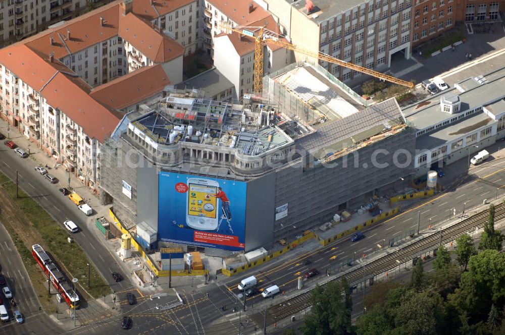 Berlin from the bird's eye view: Blick auf die Baustelle am Haus der Einheit, dem ehemaligen Kaufhauses Jonaß, es hat in Berlin hat eine wechselvolle Geschichte hinter sich, die auch eng mit der jüngeren deutschen Geschichte verbunden ist. Auf dem Gelände eines 1828 errichteten Exerzier- und Reithauses baute der jüdische Kaufmann Hermann Golluber in den Jahren 1928/29 das sechsgeschossige Kaufhaus Kredit-Warenhaus Jonaß & Co AG. Das Gebäude in der damaligen Lothringer Straße 1 wurde von den Architekten Georg Bauer und Siegfried Friedländer in der Ende der 1920er Jahre aufkommenden Skelettbauweise im Stil der Neuen Sachlichkeit geplant und errichtet. Über einen zweigeschossigen mit Naturstein verkleideten Sockel schließt sich ein fünfgeschossiger Putzbau und ein Dachgeschoss an, in dem über einige Jahre ein Dachrestaurant betrieben wurde. Unmittelbar nach Ende des Zweiten Weltkrieges wurde das Gebäude verstaatlicht und Sitz des Zentralausschusses der SPD. Nach deren Vereinigung mit der KPD zur SED wurde es 1946 Sitz des Zentralkomitees der SED. Zwei in den Jahren 1976 und 1988 angebrachte Tafeln am Haupteingang des Gebäudes erinnern heute noch daran, dass der erste (und einzige) DDR-Präsident Wilhelm Pieck und sein Ministerpräsident Otto Grotewohl in dem Gebäude ihre Arbeitsräume hatten. In Hinblick auf den Zusammenschluss zwischen KPD und SPD erhielt es nun den Namen Haus der Einheit. Von 1956 bis 1990 war im Haus das Geschichtsinstitut beim ZK der SED ansässig, zu dem auch das historische Archiv der KPD und das Zentrale Parteiarchiv der SED gehörten. Das seit 1995 leer stehende Haus wurde nach langwierigen Verhandlungen mit den Vertretern der in aller Welt verstreuten jüdischen Erben im Januar an einen britischen Investor verkauft. Dieser hat das Berliner Architektur-Büro JSK mit der Umbauplanung des markanten, teilweise unter Denkmalschutz stehenden Gebäudes beauftragt.