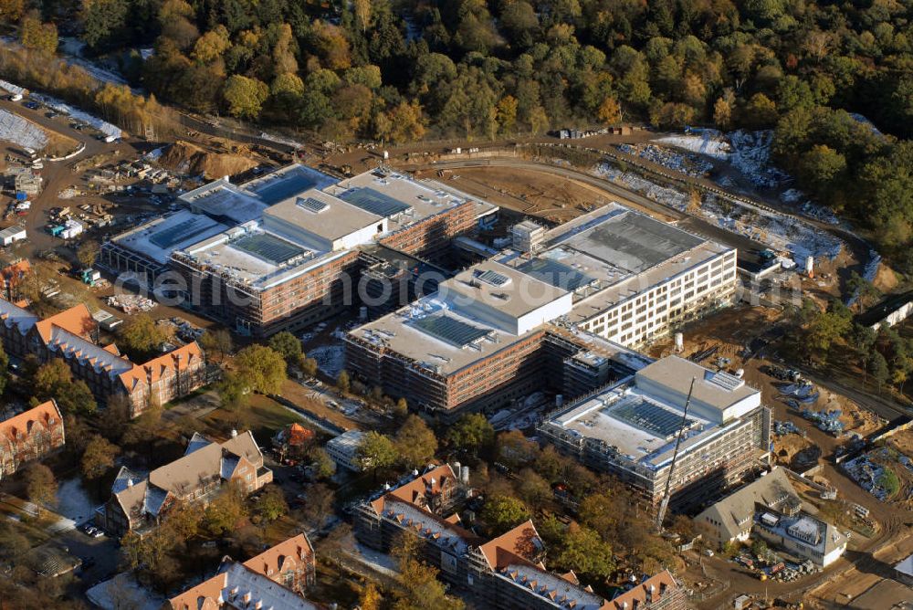 Berlin from above - Berlin-Buch Blick auf die Bauarbeiten zum Helios-Klinikum Berlin-Buch. Das Helios Klinikum Berlin-Buch ist eine Klinik an der Schwanebecker Chaussee im Ortsteil Buch des Berliner Bezirks Pankow. Es wurde auf dem Gelände der Heilanstalten in Berlin-Buch errichtet, die von 1898 bis 1930 entstanden sind. Das Helios Klinikum Berlin-Buch wurde für über 200 Millionen Euro gebaut, und Mitte Juli 2007 eröffnet. Es ist ein Klinikum der Maximalversorgung mit über eintausend Betten. Kontakt: Zentrale: Helios Kliniken GmbH, Friedrichstr. 136, 10117 Berlin, Tel.: 030/521321 0; Helios Klinikum Berlin-Buch, Schwanebecker Chaussee 50 13125 Berlin, Tel. +49(0)30 9401 0, Fax +49(0)30 9401 57509, Email: info.berlin-buch@berlin.helios-kliniken.de