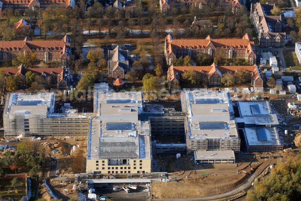 Aerial image Berlin - Berlin-Buch Blick auf die Bauarbeiten zum Helios-Klinikum Berlin-Buch. Das Helios Klinikum Berlin-Buch ist eine Klinik an der Schwanebecker Chaussee im Ortsteil Buch des Berliner Bezirks Pankow. Es wurde auf dem Gelände der Heilanstalten in Berlin-Buch errichtet, die von 1898 bis 1930 entstanden sind. Das Helios Klinikum Berlin-Buch wurde für über 200 Millionen Euro gebaut, und Mitte Juli 2007 eröffnet. Es ist ein Klinikum der Maximalversorgung mit über eintausend Betten. Kontakt: Zentrale: Helios Kliniken GmbH, Friedrichstr. 136, 10117 Berlin, Tel.: 030/521321 0; Helios Klinikum Berlin-Buch, Schwanebecker Chaussee 50 13125 Berlin, Tel. +49(0)30 9401 0, Fax +49(0)30 9401 57509, Email: info.berlin-buch@berlin.helios-kliniken.de