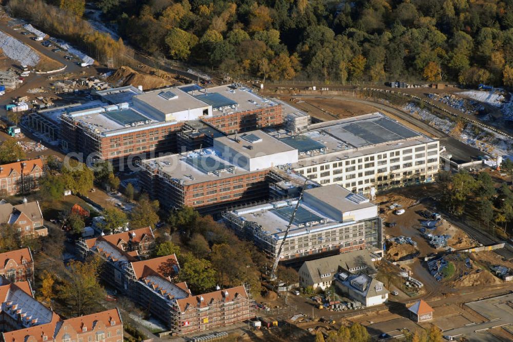 Berlin from above - Berlin-Buch Blick auf die Bauarbeiten zum Helios-Klinikum Berlin-Buch. Das Helios Klinikum Berlin-Buch ist eine Klinik an der Schwanebecker Chaussee im Ortsteil Buch des Berliner Bezirks Pankow. Es wurde auf dem Gelände der Heilanstalten in Berlin-Buch errichtet, die von 1898 bis 1930 entstanden sind. Das Helios Klinikum Berlin-Buch wurde für über 200 Millionen Euro gebaut, und Mitte Juli 2007 eröffnet. Es ist ein Klinikum der Maximalversorgung mit über eintausend Betten. Kontakt: Zentrale: Helios Kliniken GmbH, Friedrichstr. 136, 10117 Berlin, Tel.: 030/521321 0; Helios Klinikum Berlin-Buch, Schwanebecker Chaussee 50 13125 Berlin, Tel. +49(0)30 9401 0, Fax +49(0)30 9401 57509, Email: info.berlin-buch@berlin.helios-kliniken.de