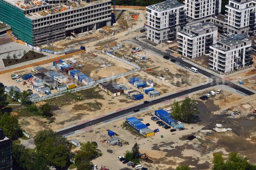 Aerial photograph Warschau - Construction site behind the Konstruktorska Business Center in the Mokotow District in Warsaw in Poland. The area of the Konstruktorska Street in the West of the district has been developed as a business district with modern office buildings. The Konstruktorska Business Center and the adjacent buildings were built starting in 2012. The buildings in the background are a park deck and the seat of Carlsberg Poland