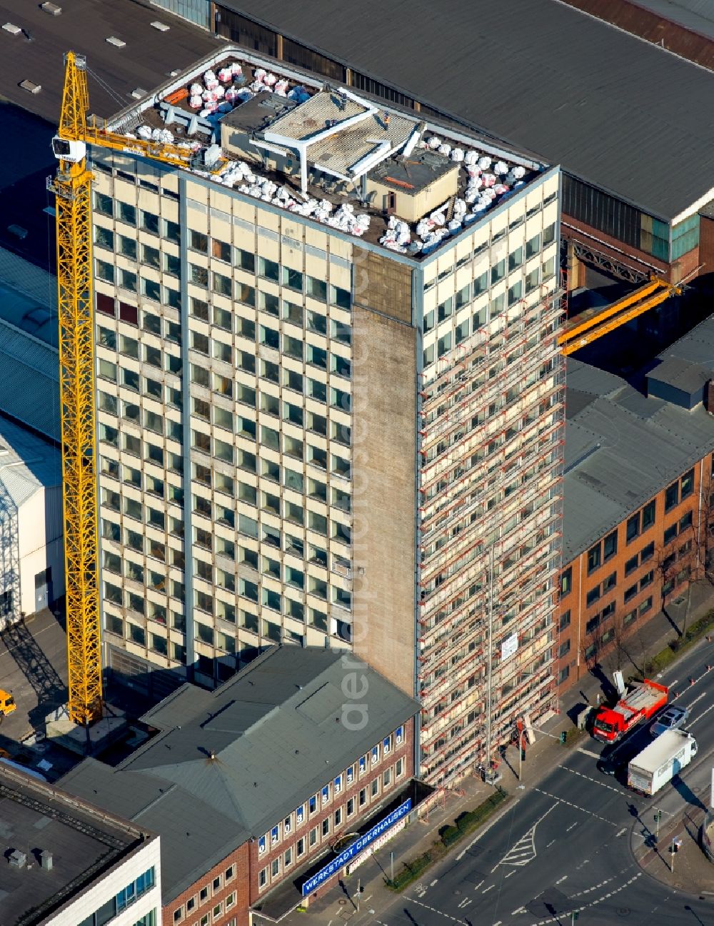 Oberhausen from above - Facade work on the site of high-rise building complex of the former Dazzle Oberhausen GmbH in Duisburg street on the former Babcock-complex in Oberhausen in North Rhine-Westphalia. The new owner is the Wolfgang Gerbere equity investor Henley360