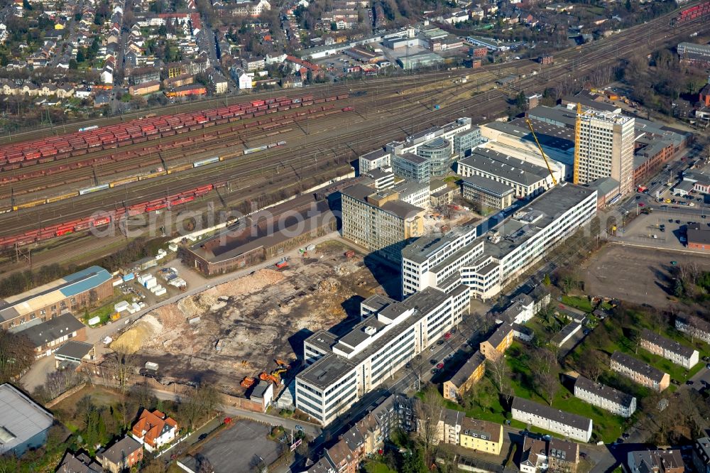 Oberhausen from the bird's eye view: Facade work on the site of high-rise building complex of the former Dazzle Oberhausen GmbH in Duisburg street on the former Babcock-complex in Oberhausen in North Rhine-Westphalia. The new owner is the Wolfgang Gerbere equity investor Henley360