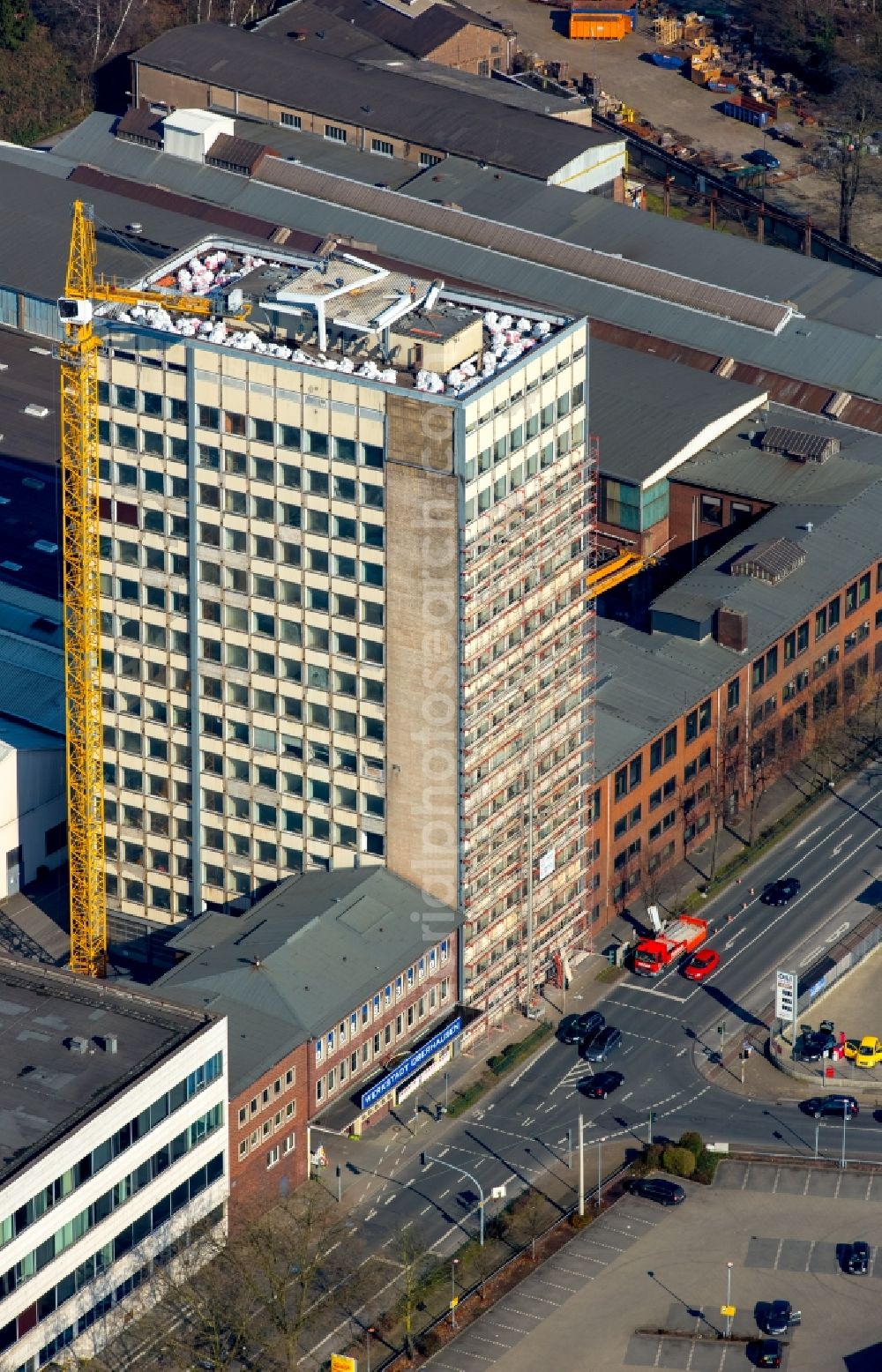 Aerial image Oberhausen - Facade work on the site of high-rise building complex of the former Dazzle Oberhausen GmbH in Duisburg street on the former Babcock-complex in Oberhausen in North Rhine-Westphalia. The new owner is the Wolfgang Gerbere equity investor Henley360