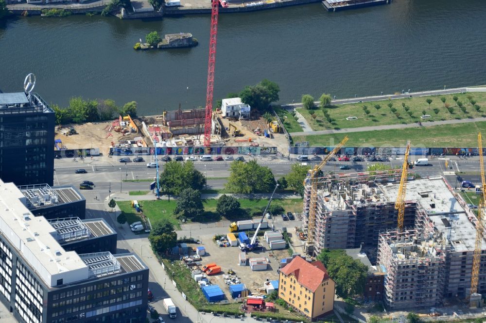 Aerial image Berlin - Construction site of Project Living Levels at Muhlenstrasse on the banks of the River Spree in Berlin - Friedrichshain. On the grounds of the Berlin Wall border strip at the EastSideGallery, the company Living Bauhaus is building a futuristic high-rise residential. The real estate service company City & Home GmbH manages the available apartments