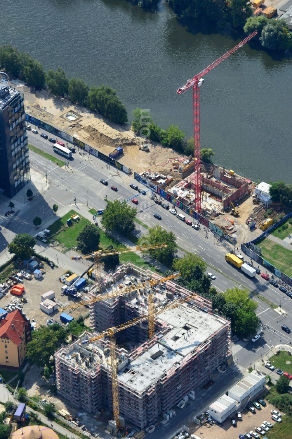 Berlin from the bird's eye view: Construction site of Project Living Levels at Muhlenstrasse on the banks of the River Spree in Berlin - Friedrichshain. On the grounds of the Berlin Wall border strip at the EastSideGallery, the company Living Bauhaus is building a futuristic high-rise residential. The real estate service company City & Home GmbH manages the available apartments