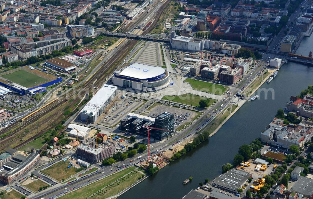 Berlin from the bird's eye view: Construction site of Project Living Levels at Muhlenstrasse on the banks of the River Spree in Berlin - Friedrichshain. On the grounds of the Berlin Wall border strip at the EastSideGallery, the company Living Bauhaus is building a futuristic high-rise residential. The real estate service company City & Home GmbH manages the available apartments