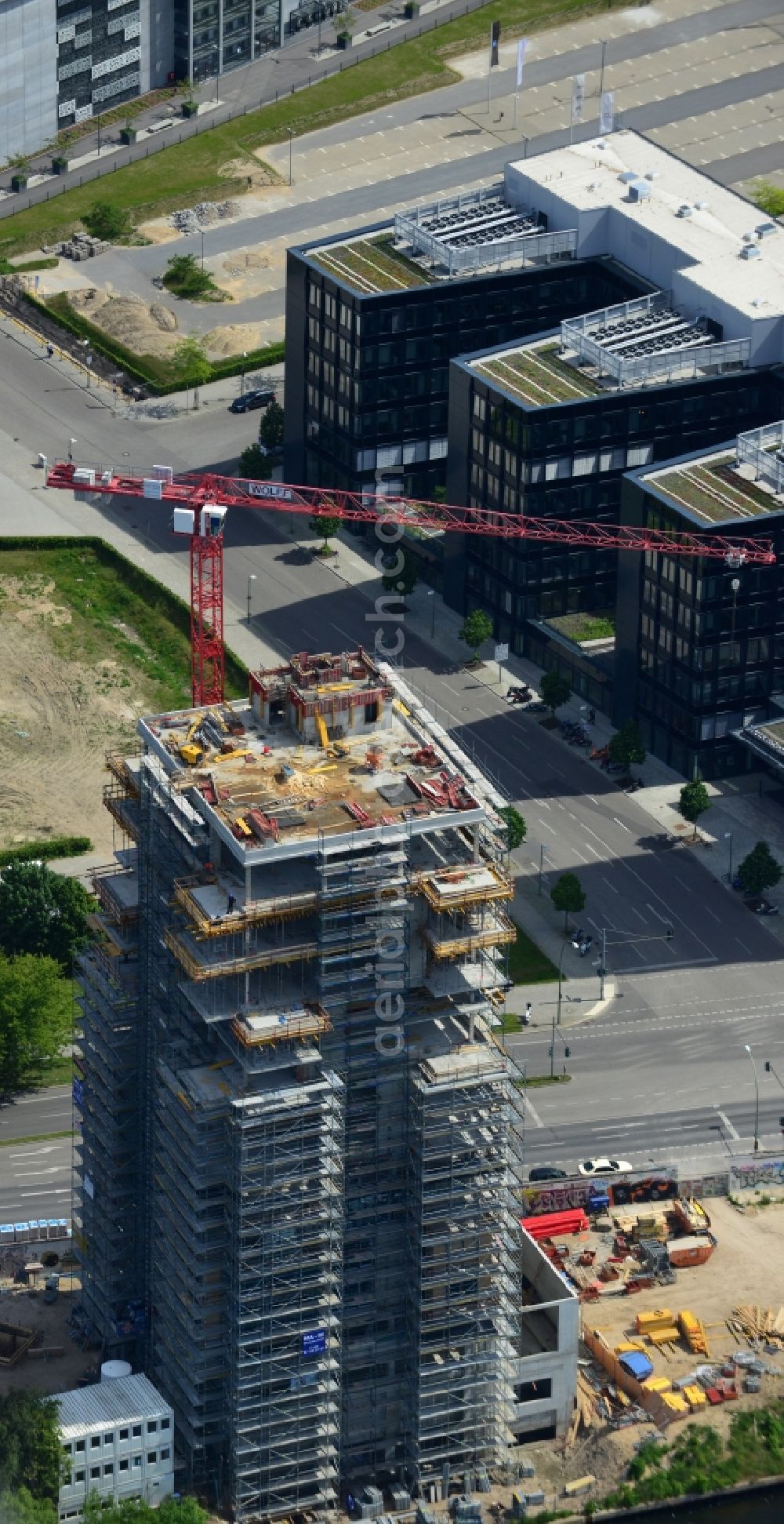 Aerial image Berlin - Construction site of Project Living Levels at Muhlenstrasse on the banks of the River Spree in Berlin - Friedrichshain. On the grounds of the Berlin Wall border strip at the EastSideGallery, the company Living Bauhaus is building a futuristic high-rise residential. The real estate service company City & Home GmbH manages the available apartments