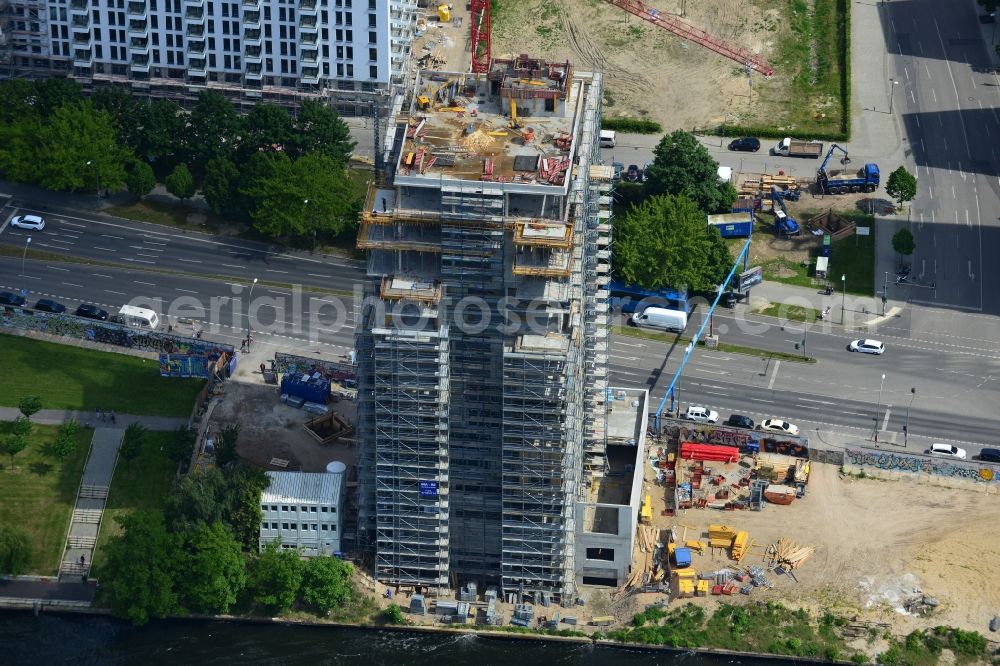 Berlin from above - Construction site of Project Living Levels at Muhlenstrasse on the banks of the River Spree in Berlin - Friedrichshain. On the grounds of the Berlin Wall border strip at the EastSideGallery, the company Living Bauhaus is building a futuristic high-rise residential. The real estate service company City & Home GmbH manages the available apartments