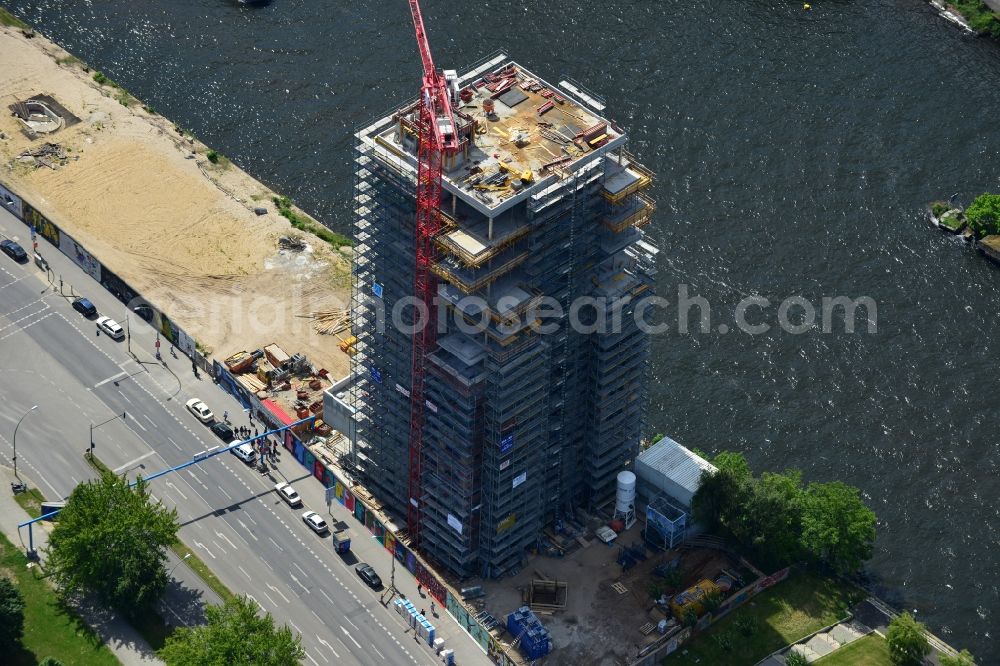 Berlin from the bird's eye view: Construction site of Project Living Levels at Muhlenstrasse on the banks of the River Spree in Berlin - Friedrichshain. On the grounds of the Berlin Wall border strip at the EastSideGallery, the company Living Bauhaus is building a futuristic high-rise residential. The real estate service company City & Home GmbH manages the available apartments